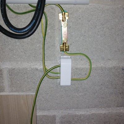 Passage de câble d'alimentation panneau solaire et raccordement boitier pour onduleur 4