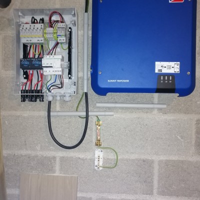 Passage de câble d'alimentation panneau solaire et raccordement boitier pour onduleur 1