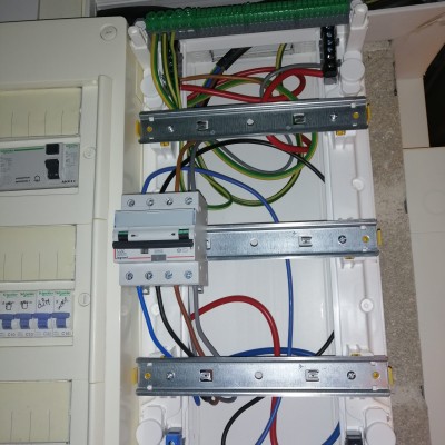 Passage de câble d'alimentation panneau solaire et raccordement boitier pour onduleur 3