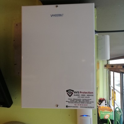 Installation alarme anti-intrusion VANDERBILT et vidéoprotection DAHUA dans un commerce 1