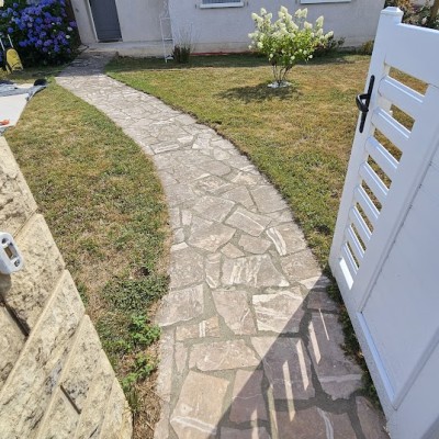 Création d'une allée et terrasse en travertin 1