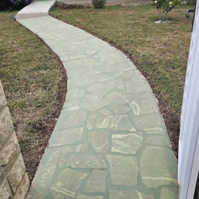 Création d'une allée et terrasse en travertin 3