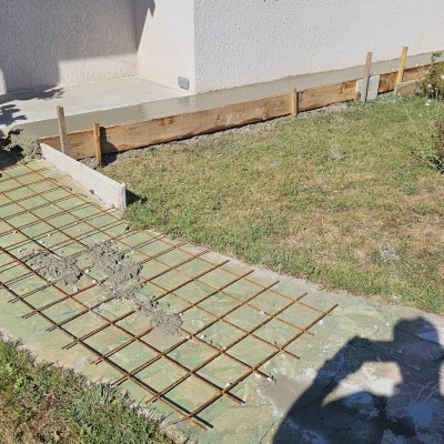 Création d'une allée et terrasse en travertin 2