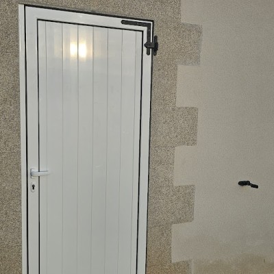 Pose volets battants et trappe de visite en aluminium 3