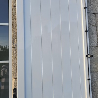 Pose volets battants et trappe de visite en aluminium 1