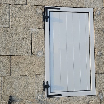 Pose volets battants et trappe de visite en aluminium 2