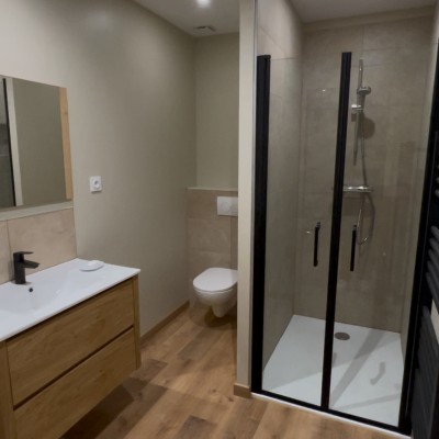 Transformation d'un garage : Chambre et salle de bain 1