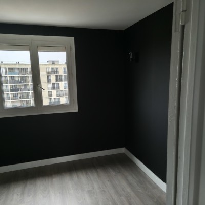 Pose papier peint et peinture mât au plafond, plinthes et placard. 4