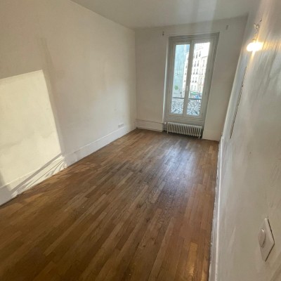 Rénovation d'une chambre avec pose de mur acoustique en BA13, enduit général, peinture, ponçage et vitrification parquet, pose de dressing avec luminaire. 1