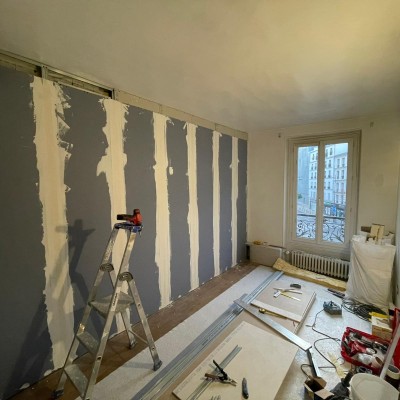 Rénovation d'une chambre avec pose de mur acoustique en BA13, enduit général, peinture, ponçage et vitrification parquet, pose de dressing avec luminaire. 4