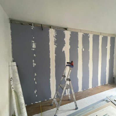 Rénovation d'une chambre avec pose de mur acoustique en BA13, enduit général, peinture, ponçage et vitrification parquet, pose de dressing avec luminaire. 3