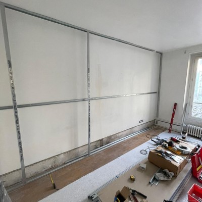 Rénovation d'une chambre avec pose de mur acoustique en BA13, enduit général, peinture, ponçage et vitrification parquet, pose de dressing avec luminaire. 2