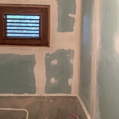 Pose de plaque de plâtre sur mur bois 4