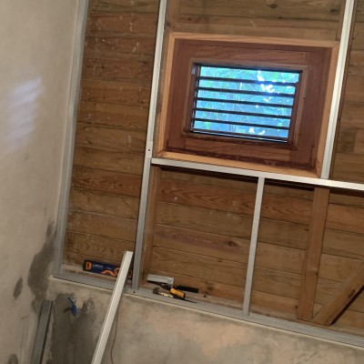 Pose de plaque de plâtre sur mur bois 1