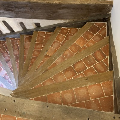 Escalier en tomette et nez de marche en chêne 4