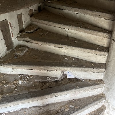 Escalier en tomette et nez de marche en chêne 2