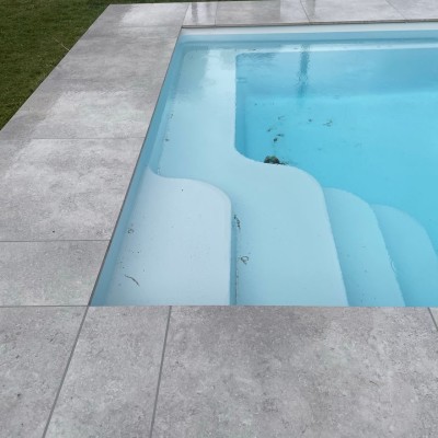 Pose de carrelage en terrasse et margelle de piscine 1