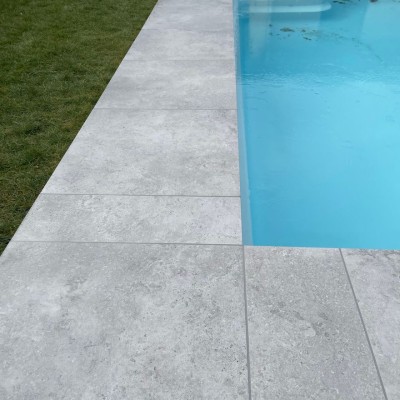 Pose de carrelage en terrasse et margelle de piscine 2