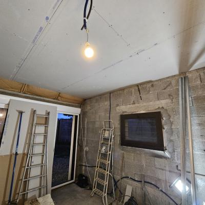 transformation d'un garage en chambre RDC : étape 1 (isolation, électricité placage bandes ) 2