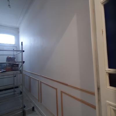 Dans une entée,pose de baguettes,pose de toile de réno puis 2 couches de peinture velours 2