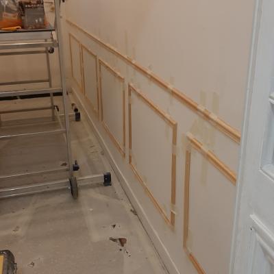 Dans une entée,pose de baguettes,pose de toile de réno puis 2 couches de peinture velours 1