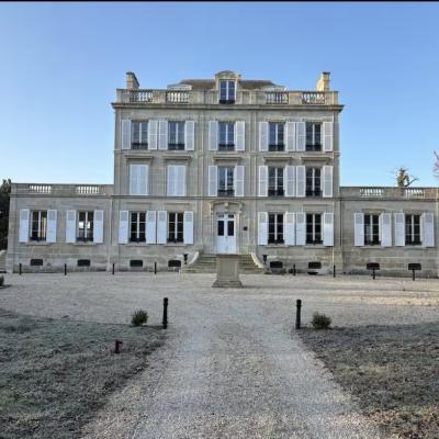 Ce château avait besoin de nous. 🏰 Joints éclatés. Pierres abîmées. Volets usés. Garde-corps rouillés. Résultat après passage de TKS BAT 👇 ✔️ Rejointoiement à la chaux ✔️ Réparation des pierres ✔️ Volets blancs refaits ✔️ Garde-corps noirs remis à neuf Un 3