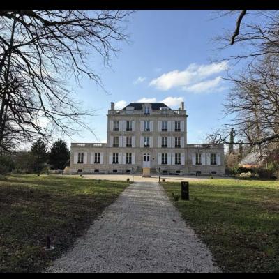 Ce château avait besoin de nous. 🏰 Joints éclatés. Pierres abîmées. Volets usés. Garde-corps rouillés. Résultat après passage de TKS BAT 👇 ✔️ Rejointoiement à la chaux ✔️ Réparation des pierres ✔️ Volets blancs refaits ✔️ Garde-corps noirs remis à neuf Un 2