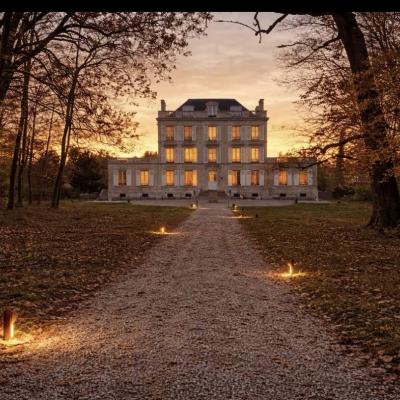 Ce château avait besoin de nous. 🏰 Joints éclatés. Pierres abîmées. Volets usés. Garde-corps rouillés. Résultat après passage de TKS BAT 👇 ✔️ Rejointoiement à la chaux ✔️ Réparation des pierres ✔️ Volets blancs refaits ✔️ Garde-corps noirs remis à neuf Un 1