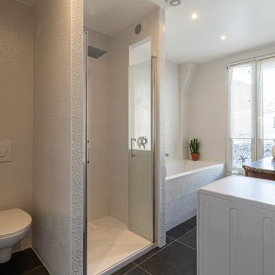 Rénovation salle de bain avec carrelage tout hauteur et miroir sur mesure 1