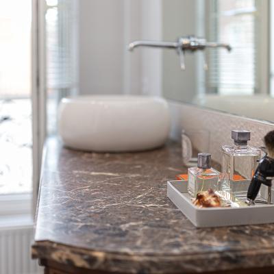 Rénovation salle de bain avec carrelage tout hauteur et miroir sur mesure 3