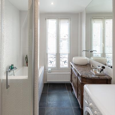 Rénovation salle de bain avec carrelage tout hauteur et miroir sur mesure 2