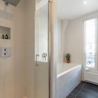 Rénovation salle de bain avec carrelage tout hauteur et miroir sur mesure 4