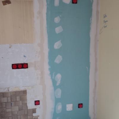 réalisation des faux plafond, pose d'un châssis vitrée, pose de cloisons 4