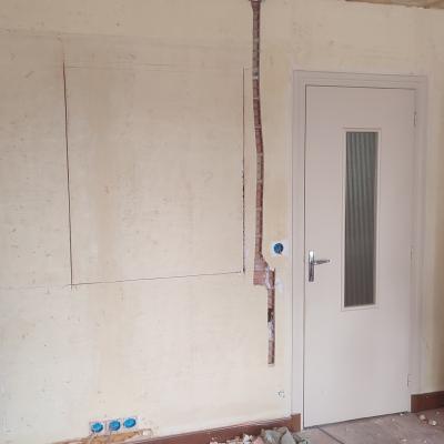 réalisation des faux plafond, pose d'un châssis vitrée, pose de cloisons 1